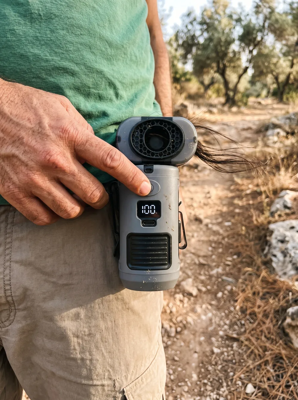מאוורר אישי נייד נטען עם מצבר 10000mAh — בפעולה